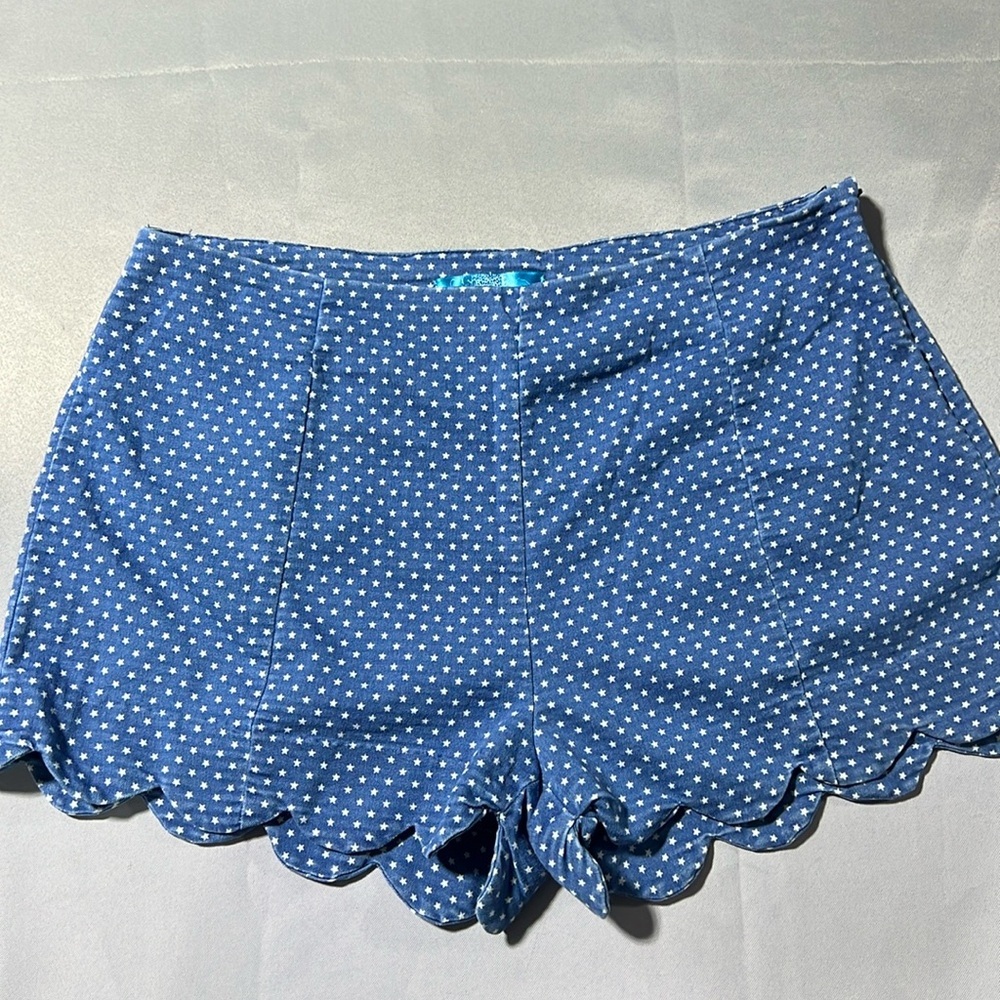 Womens shorts size L with stars and scalloped edge